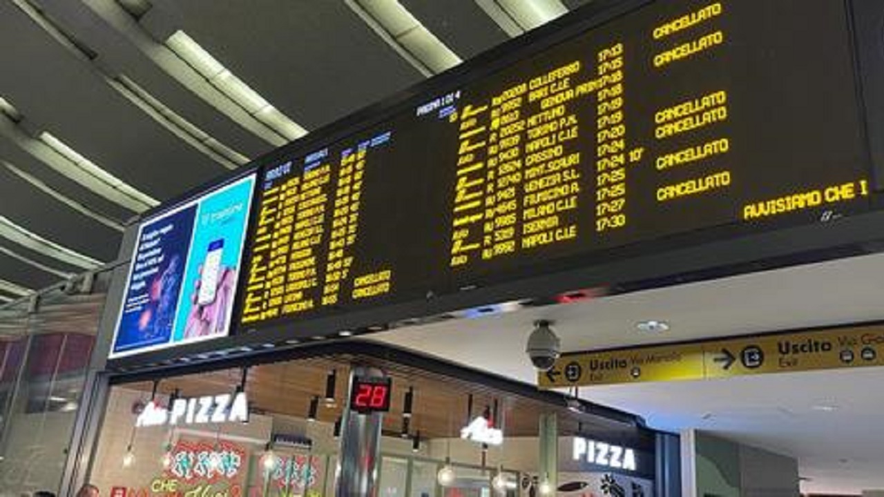 corpo ritrovato sui binari della stazione termini di Roma