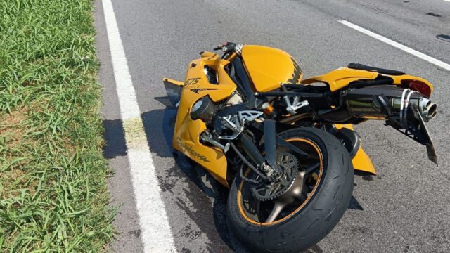 Gravissimo incidente, tampona un tir e si schianta contro un’auto, purtroppo non c’è stato nulla da fare: la vittima era giovanissima