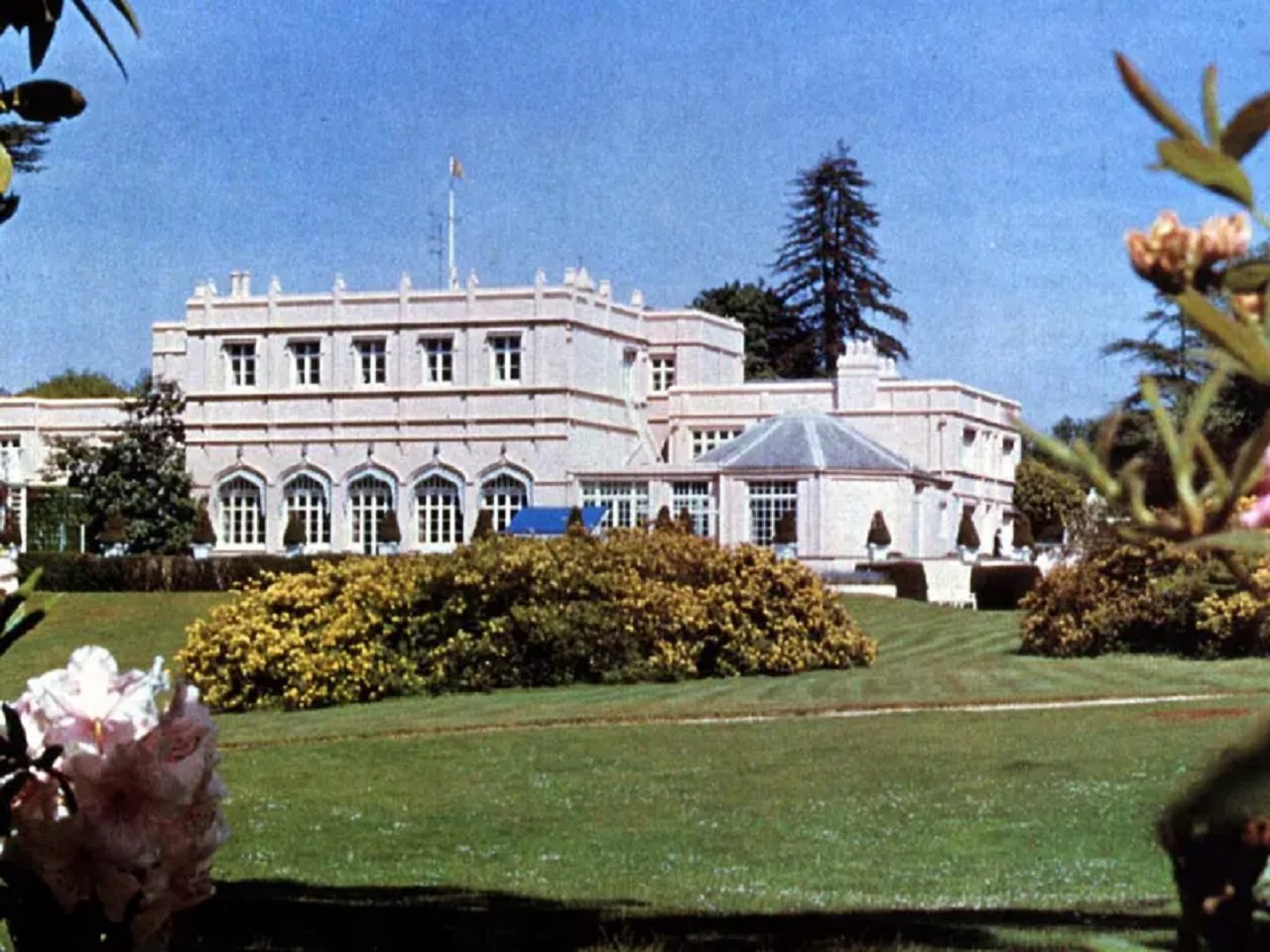 royal lodge, royal residence