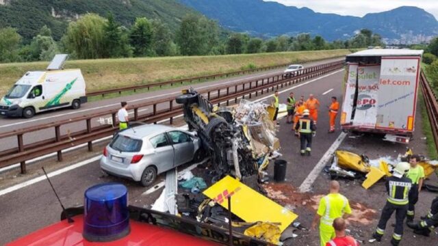 Terribile schianto in autostrada, coinvolti tre mezzi, traffico in tilt: dove e cosa è successo 