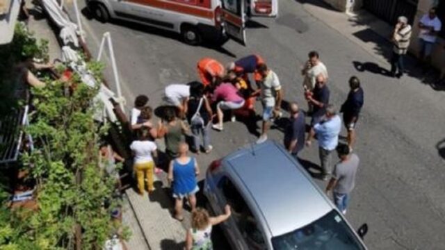 Tragico incidente, bimba di due anni precipita dal balcone e muore: la mamma era in casa