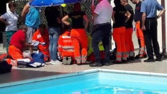 Tragedia in agriturismo, ragazzino di 13 anni muore improvvisamente in piscina: molte cose non tornano