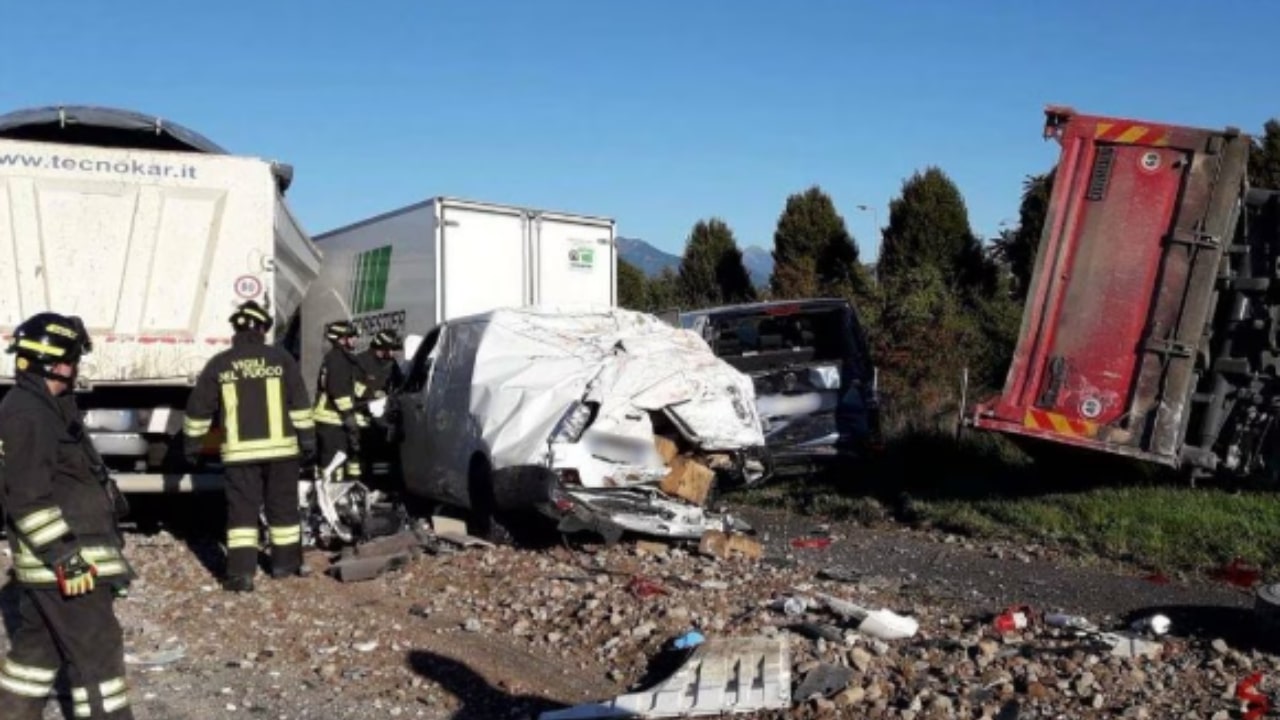 Two trucks overturn on the A4 Turin-Milan 2