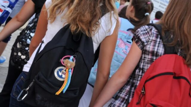 Litigano il primo giorno di scuola per una ragazza: 14 enne viene accoltellato. Dove e cosa è successo