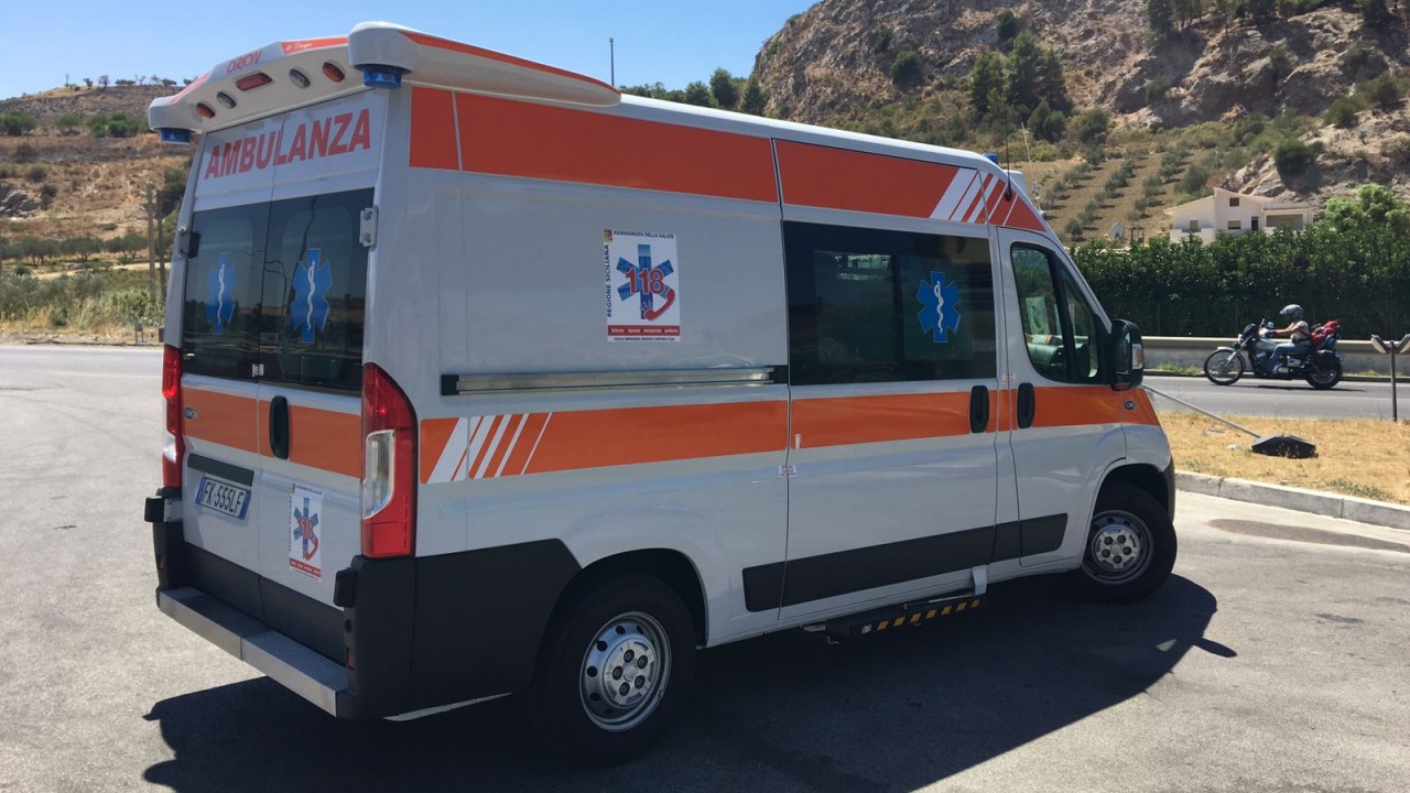 Ambulanza: furgone si scontra contro un ostacolo