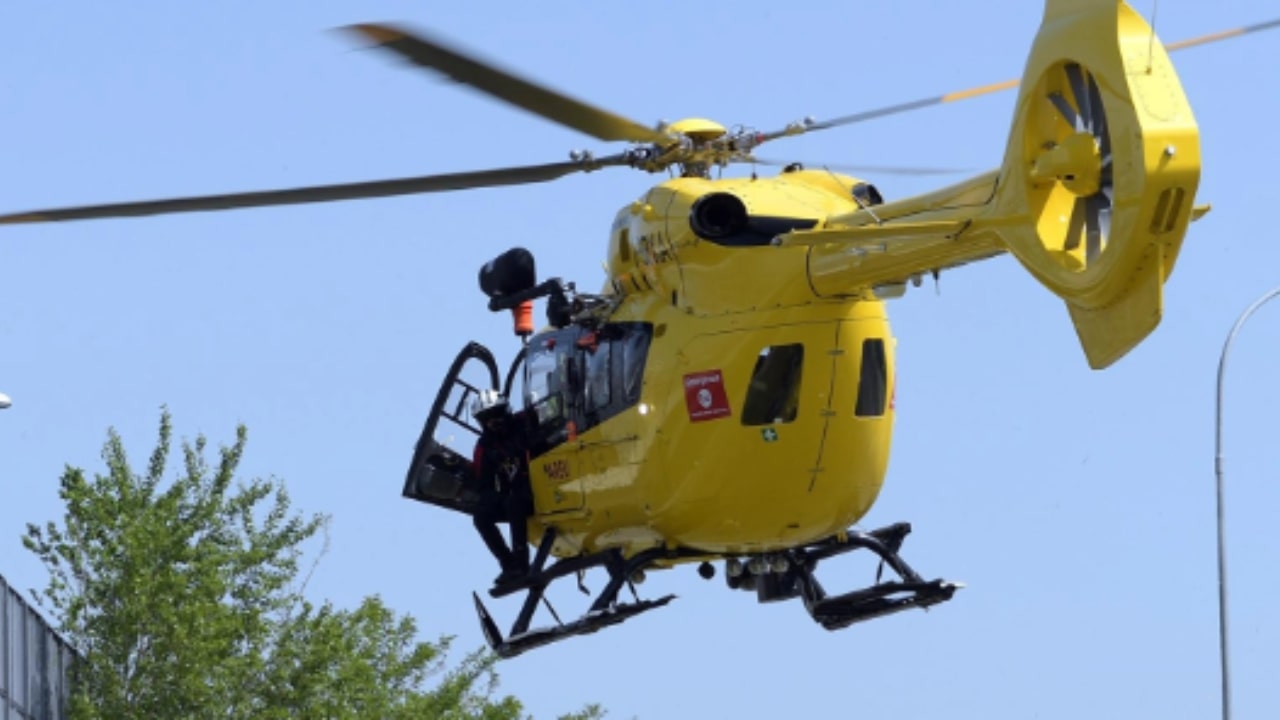 Helicopter rescue transports the little girl to the hospital