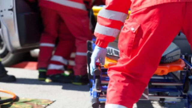 Bambina di due anni sbalzata fuori dall’auto in movimento, la tragica scoperta dopo il dramma: dove e cosa è successo 