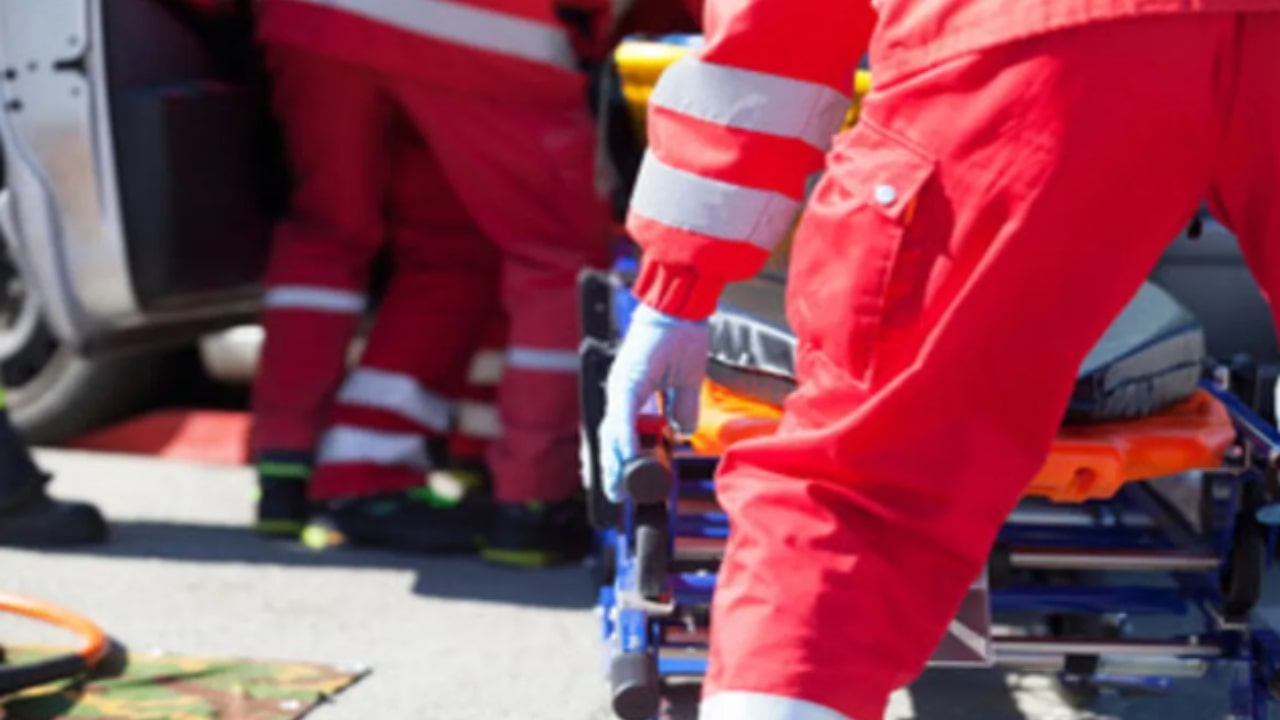 Bambina sbalzata fuori dal seggiolino