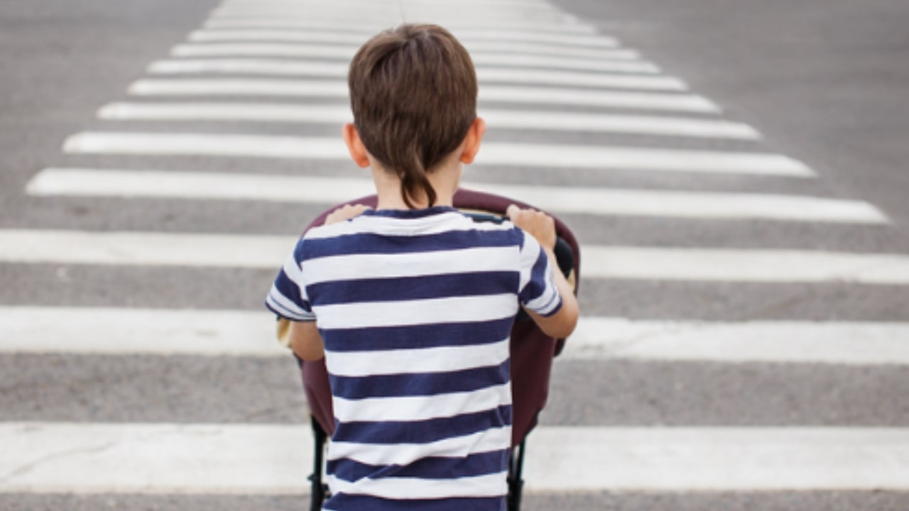 Bambino di 3 anni travolto da una moto