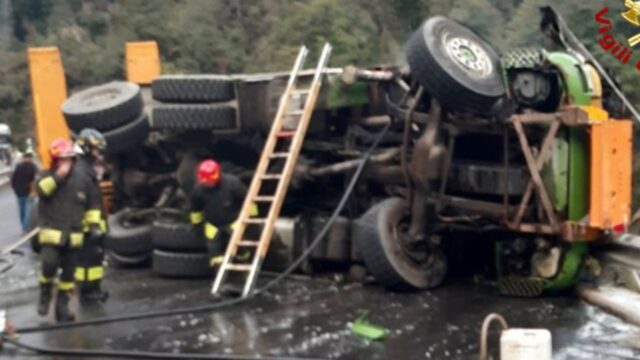 Tremendo incidente in autostrada per un camionista: il drammatico epilogo, non c’è stato niente da fare per lui