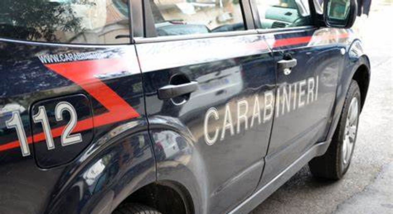 Carabinieri: furgone si scontra contro un ostacolo