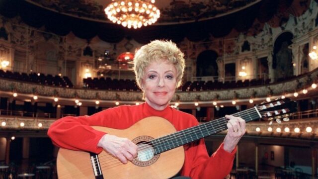 Gravissimo lutto nel mondo della musica: è morta la famosissima cantante. Le sue canzoni ci hanno tenuto compagnia per tutta l’estate