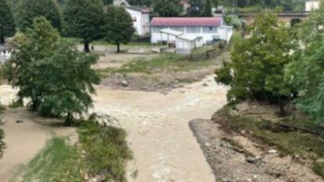 Allerta meteo rossa, la Regione in ginocchio, diversi sfollati e due dispersi, si teme il peggio: cosa sta succedendo 