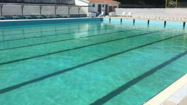 Bambina cade in piscina mentre è in vacanza con la famiglia, la situazione è drammatica: dove e cosa è successo