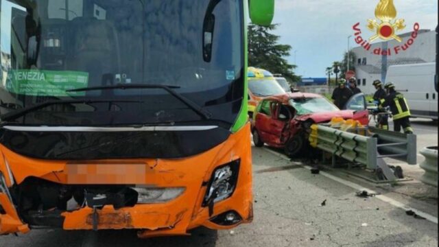 Drammatico incidente tra un flixbus e un’auto, finisce incastrata nel guardrail: il bilancio è drammatico