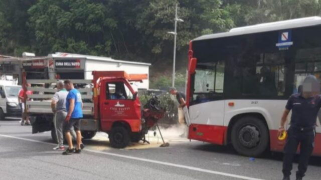 Scontro tra autobus e furgone, sei persone coinvolte, la situazione è seria. Dove e cosa è successo