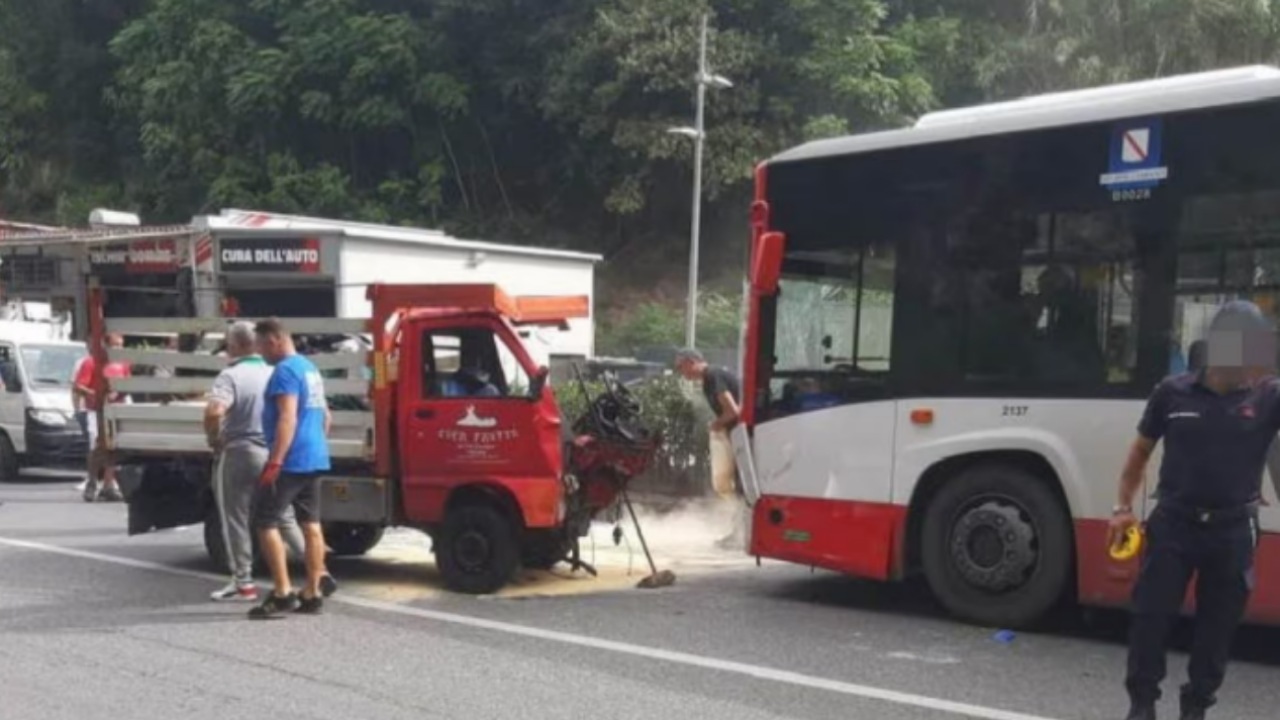 Incidente a Ischia: autobus e furgone si scontrano