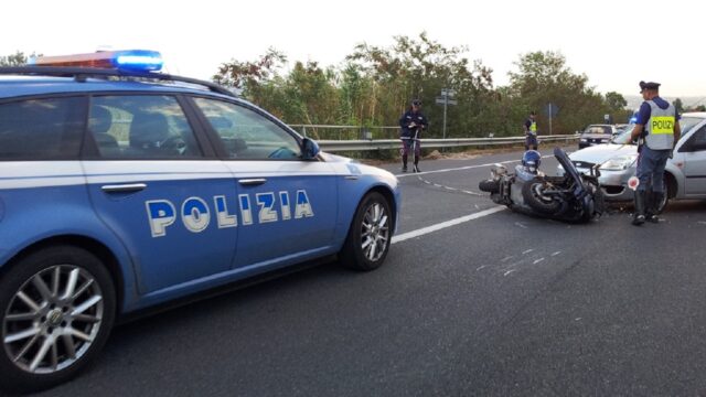 Tragico incidente tra auto e moto, purtroppo il bilancio è grave: dove e cosa è successo