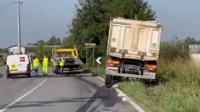 Tragico incidente tra camion e moto, morto un ragazzo di 31 anni: dove e cosa è successo 