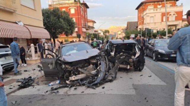 Auto impazzita travolge 8 persone in strada: il bilancio è già drammatico, potrebbe peggiorare