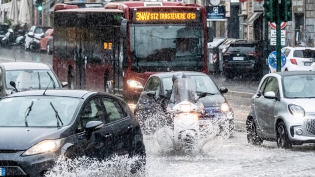 Violento nubifragio si abbatte sulla città: rami caduti, case allagate, metro chiuse. Paura tra la popolazione