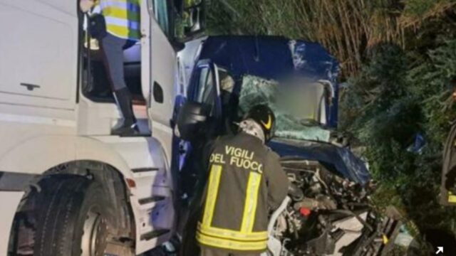 Violento scontro tra camion e furgone, una donna è morta: dove e cosa è successo