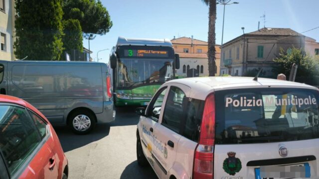 Perde tragicamente la vita su un autobus, una manovra si è rivelata fatale: dove e cosa è successo 