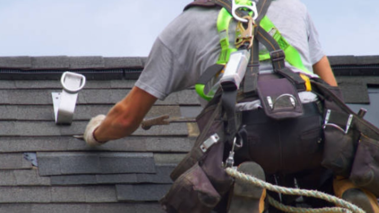 Worker falls from roof and dies instantly