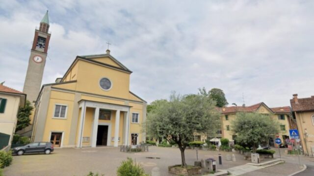 Strage di Paderno, panico al funerale della famiglia uccisa dal 17enne. Un uomo sale sull’altare per dire una cosa