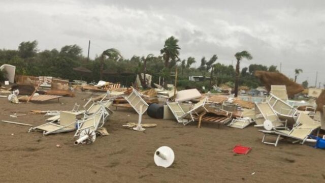 Violenta tromba d’aria sulla nota località balneare, si contano ora i danni, uno stabilimento distrutto: dove e cosa è successo 