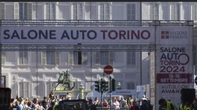 Panico al Salone di Torino: auto impazzita investe folla di persone, ci sono molti feriti. Cos’è successo