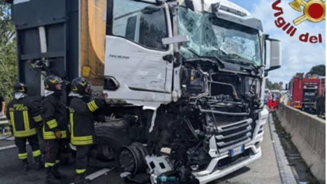 Grave incidente sulla Pontina: lo scontro tra due tir