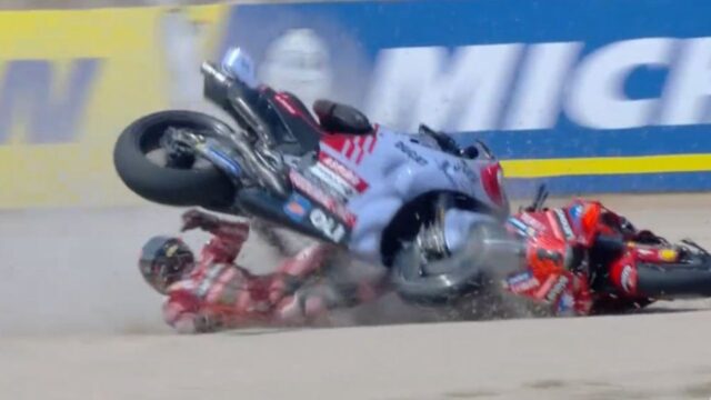 Terribile incidente durante il Moto GP di Aragon: Il famosissimo pilota si è ritrovato sotto la moto dell’avversario