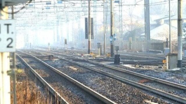 Tragedia sui binari, travolto da due treni, l’agghiacciante scoperta durante il ritrovamento: dove e cosa è successo 