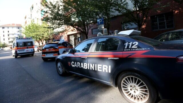 Aggredisce violentemente la moglie, poi si getta dal balcone, la situazione é seria. Dove e cosa è successo 