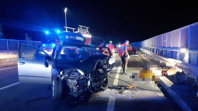 Drammatico scontro frontale sul cavalcavia: purtroppo per loro non c’è stato nulla da fare