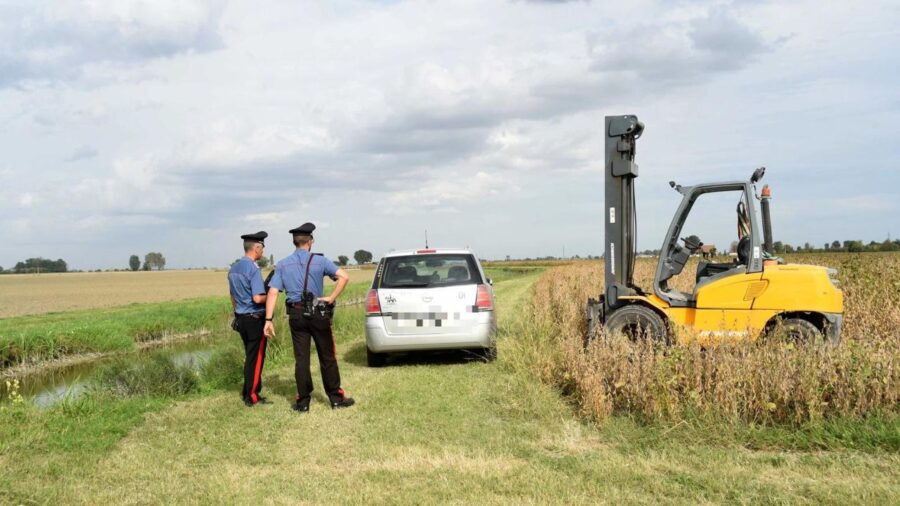 Tragedia nel ferrarese: si ferma per l'auto in panne ma il cric non funziona e gli crolla il veicolo sopra