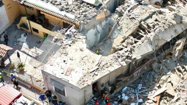 Crollo palazzina a Saviano, si cerca ancora un disperso, cosa è emerso riguardo le possibile cause della tragedia