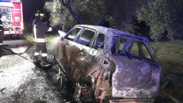 Con l’auto finiscono contro un albero, donna di 50 anni muore sul colpo, il marito si è ustionato nel cercare di tirarla fuori dal veicolo