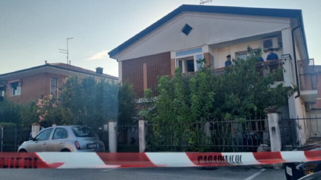 Uccide la moglie e ferisce il figlio 15enne che ha provato a difenderla: dove e cos’è successo