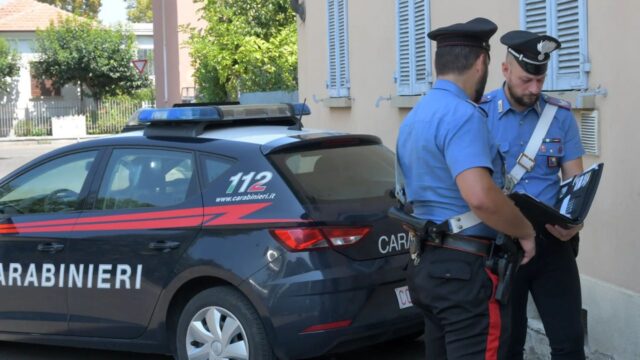 Tragedia, accoltella e uccide la moglie, l’orrore davanti agli occhi dei figli: dove e cosa è successo 