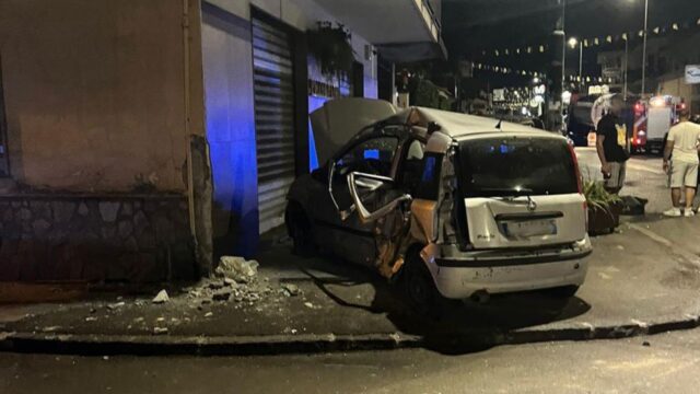 Incidente stradale, perde la vita un ventenne in uno scontro frontale tra due auto. Dove e cos’è successo