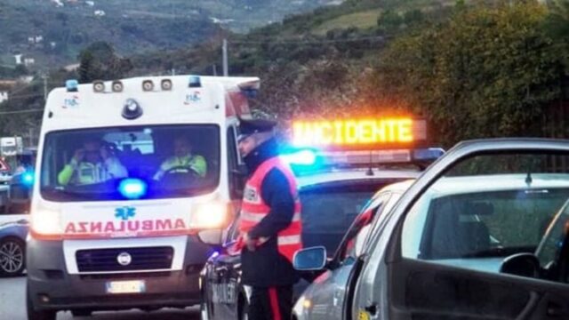 Incidente tra auto e moto, un uomo è morto è sul colpo, inutile ogni tentativo di soccorso: dove e cosa è successo