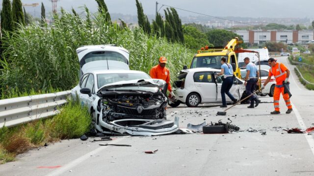 Drammatico incidente stradale, coinvolte 5 vetture: persone intrappolate fra le lamiere