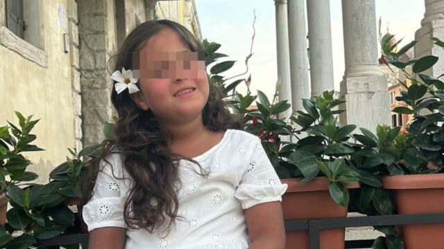 “Non vedeva l’ora di…” rompe il silenzio la mamma della bambina di 6 anni morta sull’altalena, le parole strazianti