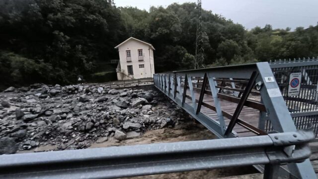 Maltempo, crollano due ponti in Nord Italia: cosa sta succedendo