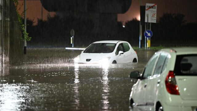 Il maltempo si abbatte sull’Italia: bomba d’acqua in città, cadono 2000 fulmini sulla Toscana