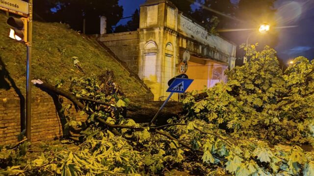 Bomba d’acqua si è abbattuta sulla città italiana, allagamenti e scuole chiuse: si contano i danni