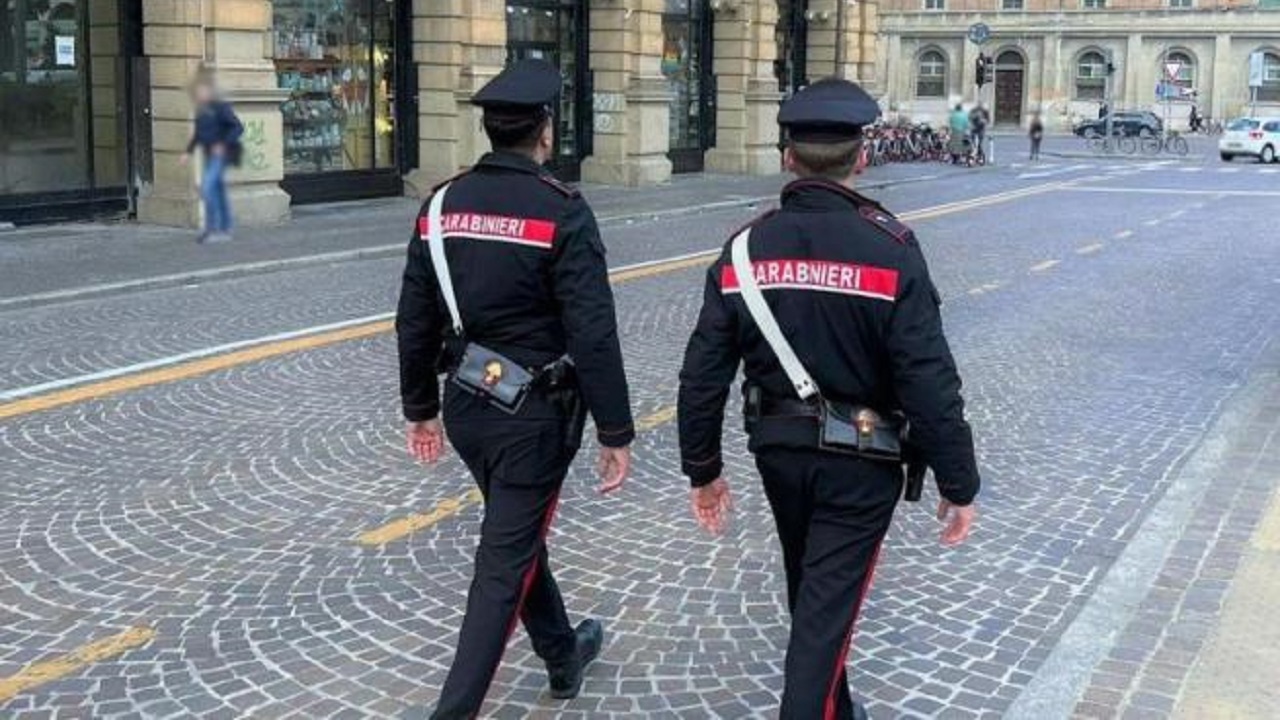 carabinieri alla ricerca dell'assassino del giovane ivoriano