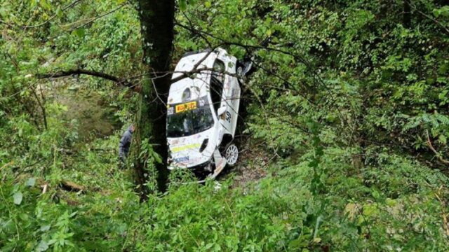 Gravissimo incidente durante una gara automobilistica, auto travolge gli spettatori, la situazione è seria: dove e cosa è successo 